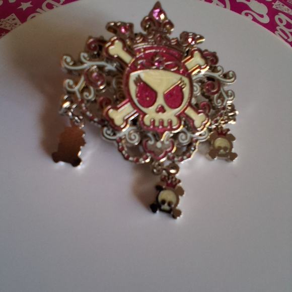 🔥Disney Pirates Of The Caribbean Princess Skull Pin Collectible EUC - Picture 4 of 6